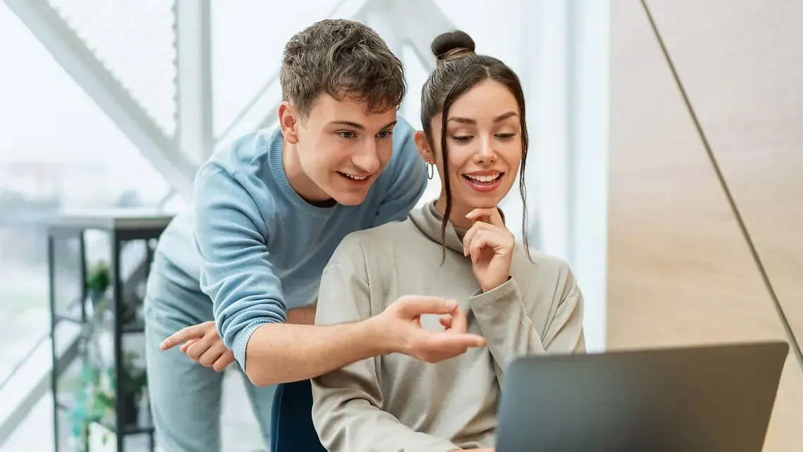 Anwärterin und Anwärter am Laptop: Be Fit Start für Anwärter und Referendare